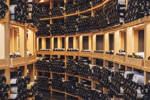 Căn phòng chứa rượu được mệnh danh là 'Nhà nguyện rượu vang Sistine'.