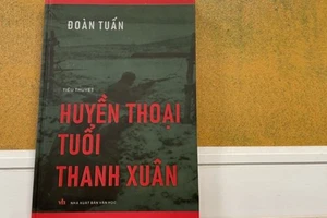 Cuốn sách 'Huyền thoại tuổi thanh xuân' của nhà văn Đoàn Tuấn. Ảnh: NVCC.