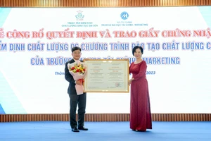 TS Nguyễn Kim Dung, Giám đốc Trung tâm Kiểm định chất lượng Giáo dục Sài Gòn trao giấy chứng nhận cho một ngành. 