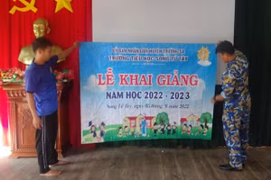 Công việc chuẩn bị cho lễ khai giảng ở Trường Tiểu học Song Tử Tây dần hoàn tất. Ảnh NVCC.