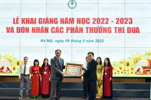 NGND. PGS.TS Nguyễn Trọng Cơ - Bí thư Đảng ủy, Giám đốc Học viện Tài chính trao Bằng khen của Thủ Tướng cho NGƯT.PGS.TS Nguyễn Vũ Việt - Phó Giám đốc Học viện (bên trái).