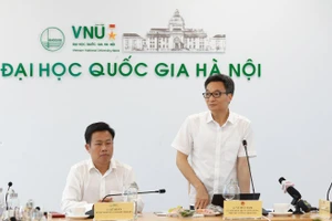 Phó Thủ tướng Vũ Đức Đam và đoàn công tác làm việc tại Đại học Quốc gia Hà Nội.