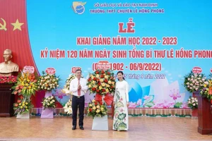 Phó Chủ tịch UBND tỉnh Nam Định Trần Lê Đoài tặng hoa chúc mừng nhân dịp khai giảng năm học mới cho Trường THPT Chuyên Lê Hồng Phong.