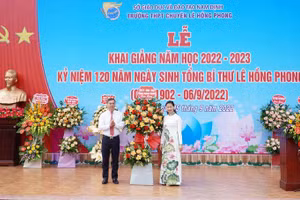 Phó Chủ tịch UBND tỉnh Nam Định Trần Lê Đoài tặng hoa chúc mừng nhân dịp khai giảng năm học mới cho Trường THPT Chuyên Lê Hồng Phong.