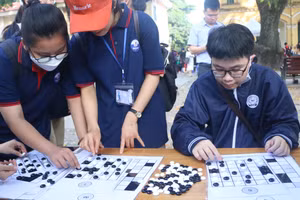 Học sinh tham gia thử sức với trò chơi cờ ô vuông với luật chơi riêng biệt.