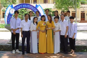 Cán bộ, giáo viên và học sinh Trường THPT Triệu Sơn 4, (Thanh Hóa).