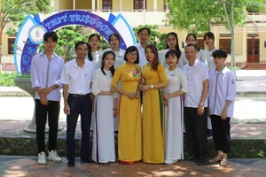 Cán bộ, giáo viên và học sinh Trường THPT Triệu Sơn 4, (Thanh Hóa).