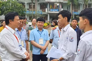 Thứ trưởng Nguyễn Hữu Độ chia sẻ, động viên các thí sinh sau khi thi xong bài thi Toán - chiều 7/7.