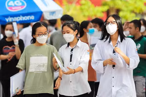 Thí sinh TP Vinh sau khi hoàn thành bài thi môn Ngoại ngữ. Ảnh: Hồ Lài.