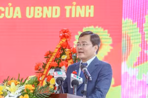 Ông Nguyễn Anh Tuấn, Ủy viên Trung ương Đảng, Bí thư Tỉnh ủy Bắc Ninh phát biểu tại Lễ kỷ niệm 50 năm thành lập Trường THPT Gia Bình số 1.
