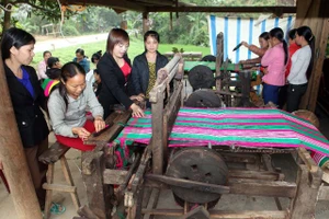 Thông qua lớp dạy nghề cho lao động nông thôn, nhiều hộ nghèo đã có nghề và việc làm để vươn lên thoát nghèo