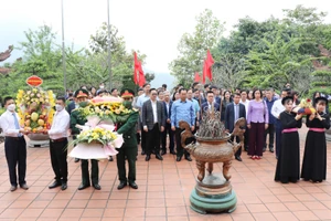 Đoàn đại biểu Hội Nhà báo Việt Nam cùng lãnh đạo tỉnh Thái Nguyên dâng hương tưởng niệm Chủ tịch Hồ Chí Minh tại Nhà tưởng niệm của Người trên đỉnh đèo De (Phú Đình, Định Hóa, Thái Nguyên)