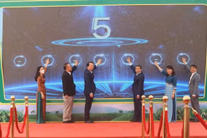 Các đại biểu nhấn nút khai trương mở cửa du lịch tỉnh Thái Nguyên năm 2022.