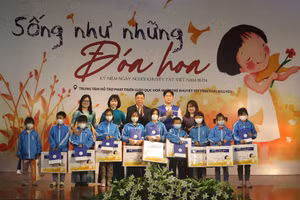 Lãnh đạo UBND tỉnh Thái Nguyên, Công ty TNHH Samsung Electronics Việt Nam Thái Nguyên tặng quà cho học sinh khuyết tật tại Trung tâm