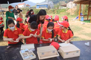 Học sinh trường Tiểu học Điềm Mặc, Định Hóa, Thái Nguyên tại xưởng mộc, khu trải nghiệm Về nguồn ATK