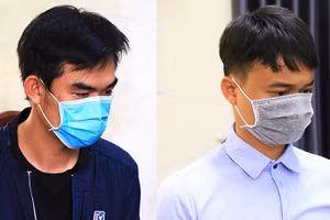 Đối tượng Hùng (trái) và Thành tại cơ quan điều tra. Ảnh: Kinh tế đô thị