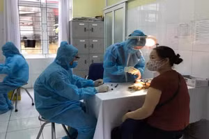 Cán bộ y tế lấy mẫu xét nghiệm Covid-19 cho người dân ở Hải Dương. Ảnh minh họa