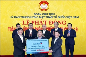 Chủ tịch HĐQT VietinBank Lê Đức Thọ trao ủng hộ 10 tỷ đồng phòng chống dịch COVID-19.