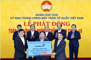 Chủ tịch HĐQT VietinBank Lê Đức Thọ trao ủng hộ 10 tỷ đồng phòng chống dịch COVID-19.