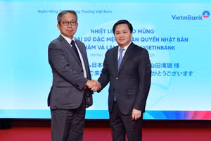 Chủ tịch HĐQT VietinBankLê Đức Thọ (bên phải)và ông Takio Yamada - Đại sứ Đặc mệnh toàn quyền Nhật Bản tại buổi làm việc.