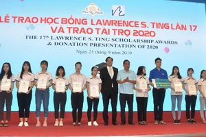 Ông Arthur Ting (Chủ tịch Hội đồng quản trị Tập đoàn CT&D) và ông Đăng Thuần Phong (Phó Chủ nhiệm Ủy ban Về các vấn đề xã hội của Quốc hội) trao học bổng cho SV Trường CĐ Sư phạm Trung ương 2