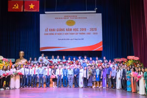 Tập thể sư phạm HUFLIT vui mừng trong ngày khai giảng năm học mới.