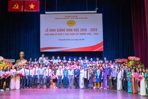 Tập thể sư phạm HUFLIT vui mừng trong ngày khai giảng năm học mới.