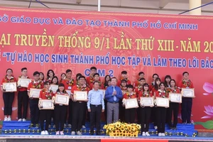 Ông Lê Hồng Sơn (Giám đốc Sở GD&ĐT TPHCM) và ông Nguyễn Thanh Sang (Phó chủ tịch UBND Q.8) tuyên dương các HS tiêu biểu của TP tại cụm 2