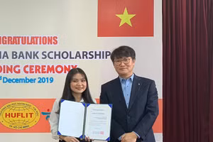 Đại diện Ngân hàng KEB Hana chi nhánh TPHCM trao học bổng cho các SV