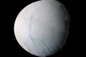 NASA công bố hình ảnh chuyển động của Mặt Trăng Enceladus