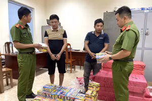 Công an thu giữ số lượng lớn pháo hoa nổ của Nguyễn Sỹ Hùng. (Ảnh: SĐ)