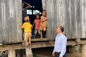 Thầy giáo Y Thắng Rơ Chăm (huyện Lắk) đến vận động người dân ra lớp. (Ảnh: TT)