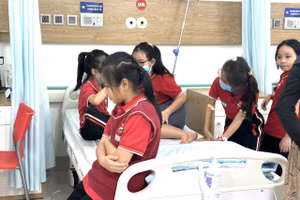 Các em học sinh Trường Victory nhập viện sau bữa ăn sáng. (Ảnh: CTV)