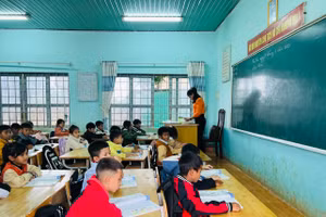 Thiếu giáo viên, Trường Tiểu học Y Jút, huyện Krông Pắc dồn lớp, các dãy bàn kê sát bục giảng. (Ảnh: TT)