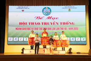 Ban tổ chức trao giải toàn đoàn khối trường học. (Ảnh: TT)