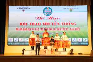 Ban tổ chức trao giải toàn đoàn khối trường học. (Ảnh: TT)