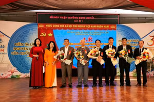 Tri ân các thế hệ cán bộ quản lý Trường THPT Trần Phú. (Ảnh: TT)