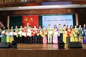 Tuyên dương học sinh, giáo viên có thành tích xuất sắc năm học 2022-2023 - Ảnh: TT