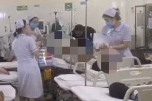 Các học sinh nghi bị ngộ độc trà sữa được cấp cứu tại bệnh viện. (Ảnh: CTV)