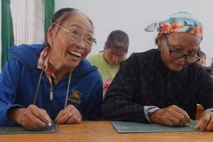 Người dân huyện Đắk Glong, tỉnh Đắk Nông đi học chữ. (Ảnh: PT)