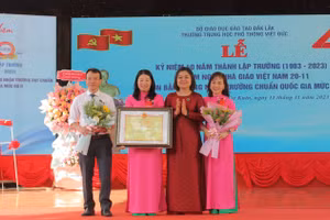 Phó Chủ tịch UBND tỉnh trao Bằng công nhận đạt chuẩn quốc gia mức độ 2 cho Ban Giám hiệu Nhà trường. (Ảnh: TT)