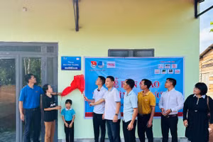 Bàn giao nhà cho gia đình em Y Garia Mlô. (Ảnh: MT)