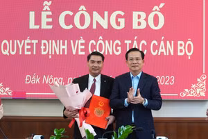 Ông Hồ Văn Mười - Phó Bí thư Tỉnh ủy, Chủ tịch UBND tỉnh trao quyết định cho TS. Phan Thanh Hải. (Ảnh: CTV)