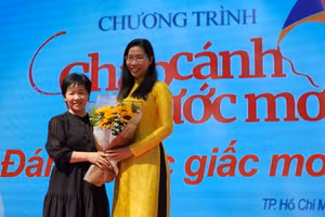 Chương trình "Chắp cánh ước mơ" với chủ đề "Đánh thức giấc mơ của bạn" diễn ra tại Trường THPT Lê Quý Đôn (quận 3, TPHCM).