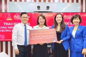Viện Sau đại học và Lãnh đạo HSU trao học bổng cho cán bộ tài năng của công ty Cổ phần Tập đoàn Hoa Sen.