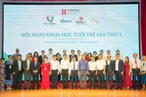 Đại diện Ban Giám hiệu HIU và các đại biểu khách mời tham gia hội nghị khoa học tuổi trẻ lần thứ 1.