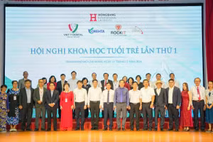 Đại diện Ban Giám hiệu HIU và các đại biểu khách mời tham gia hội nghị khoa học tuổi trẻ lần thứ 1.