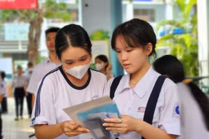 “Em làm bài được, đề Tiếng Anh dễ hiểu, chắc chắn là em đậu nguyện vọng 1 rồi”, đó là chia sẻ của Lê Trương Quỳnh Giang – học sinh Trường THCS Phan Sào Nam (Quận 3, TPHCM).