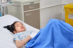 Bệnh nhi học lớp 2 liên quan đến vụ ngộ độc bánh mì ở TP Long Khánh đang điều trị tại Bệnh viện Nhi Đồng Đồng Nai. 