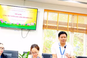 Đồng chí Vũ Quảng, Bí Thư Đảng ủy - Hiệu trưởng Trường Cán bộ quản lý giáo dục TPHCM phát biểu tại buổi tập huấn